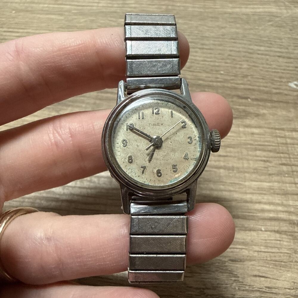 Vintage Timex Women’s silver vintage watch L2